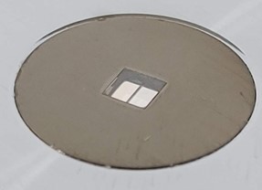 Close-up image of a monolithic diamond embedded in the Platinum ATR accessory.