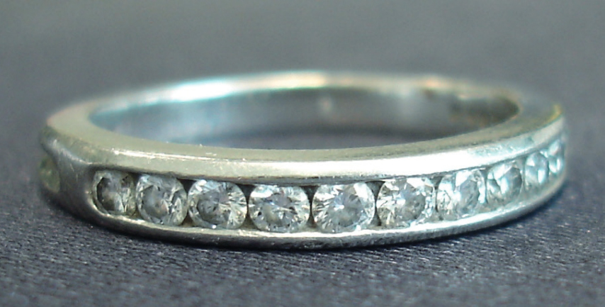 To identify synthetic diamonds in a ring can be difficult. 